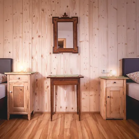 Annas Muntafuner Hus * שרונס